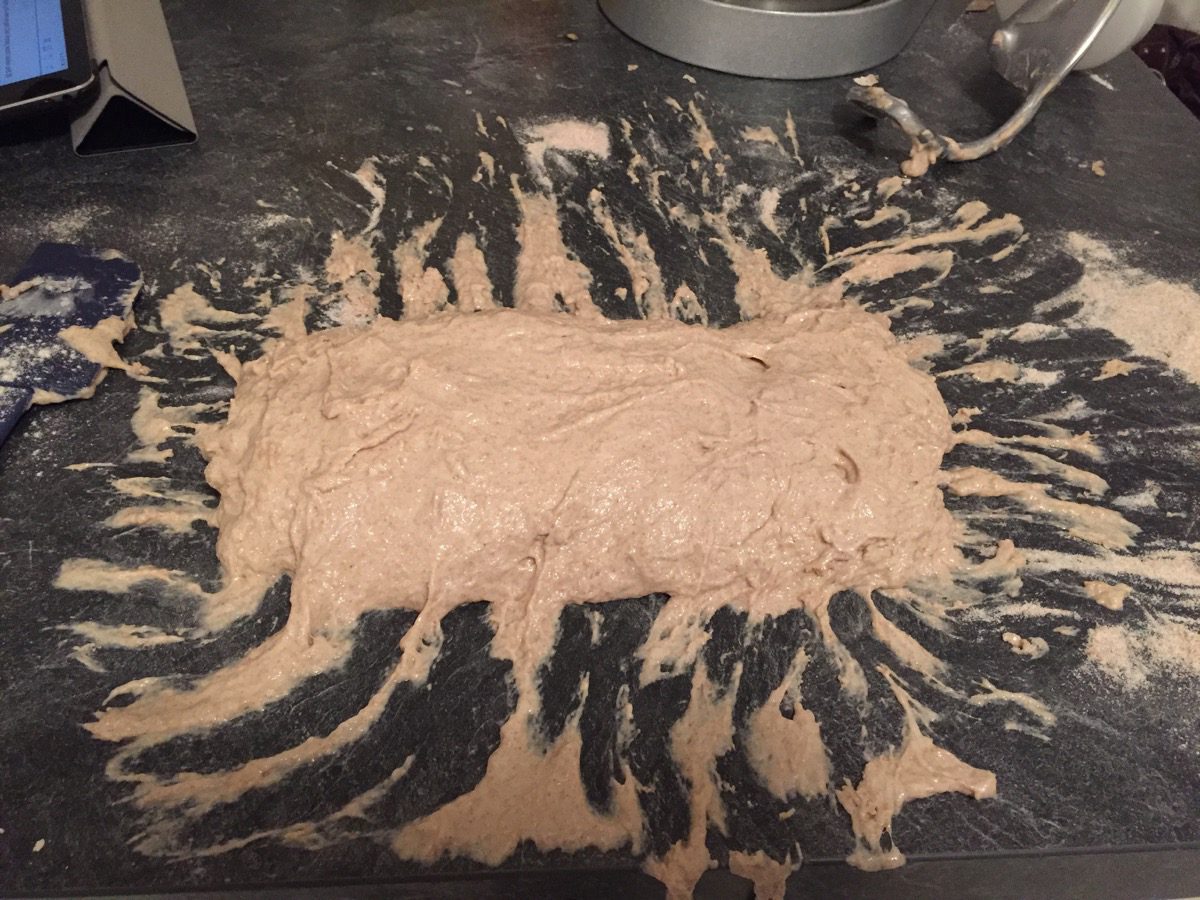 Der Versuch den Brotteig zu falten