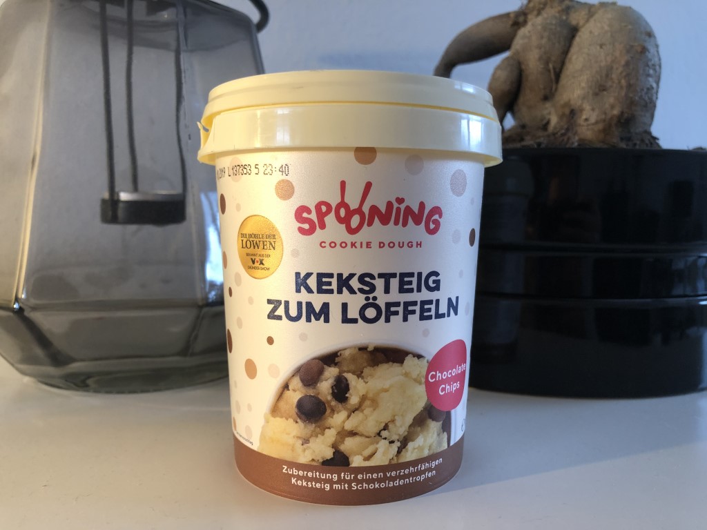 Spooning Roher Cookieteig Zum Essen